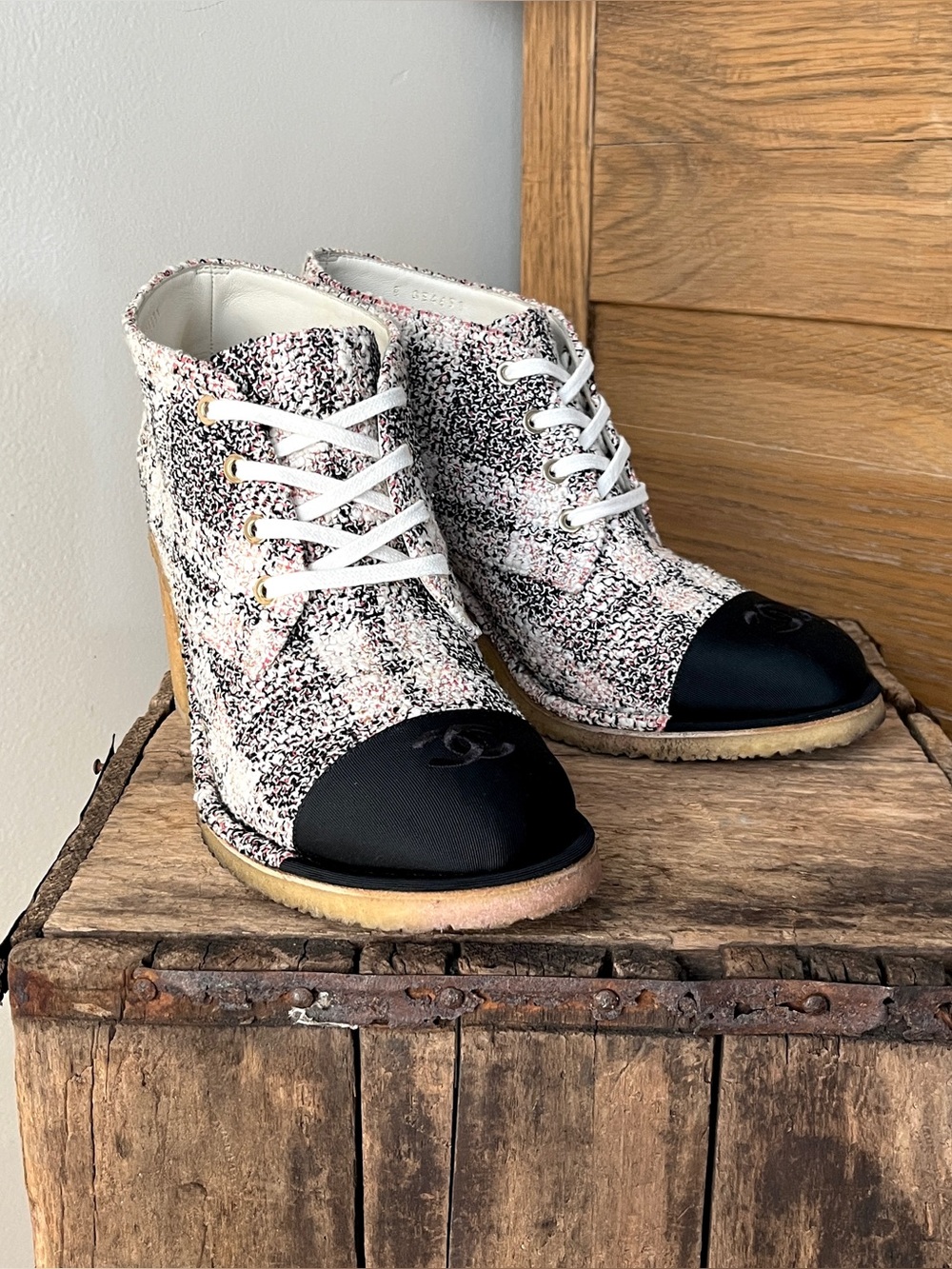 Chanel Tweed CC Cap Toe Lace Up Ankle Boots Size 41 G34631 Pink Black Boot